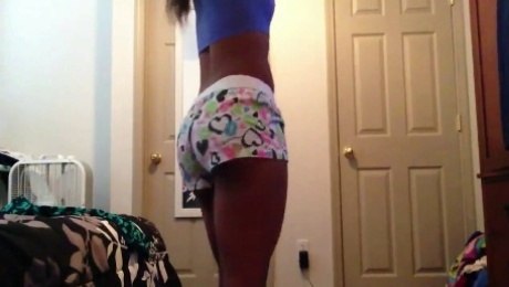 Ebony Twerking In Booty Shorts
