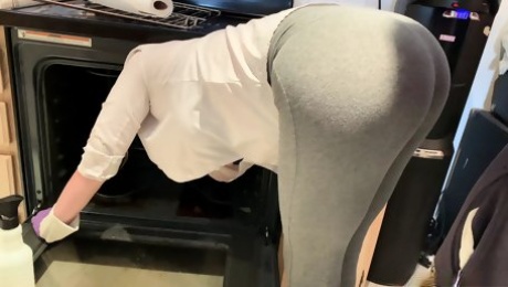 Stepmom is horny and stuck in the oven