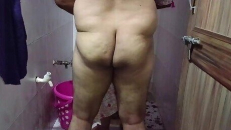 Desi bathroom sex without face and desi sex