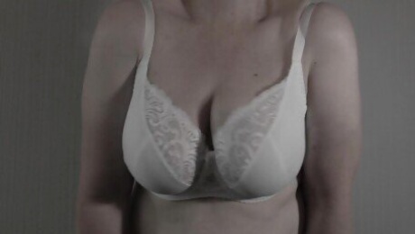 Trying on a bra. Mature bbw milf with big saggy tits.